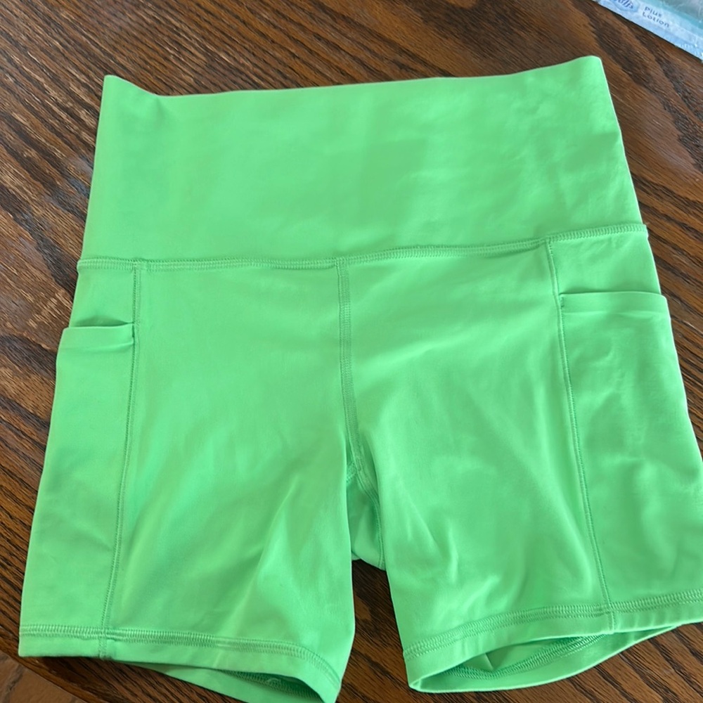 Athleta Salutation Stash Pocket II 5” Short
